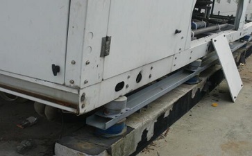 觀園樓商務酒店附樓房頂安裝有兩臺螺桿式熱泵機組及配套水泵3臺、中央空調外機3臺及配套水泵2臺。熱泵的風機、電機，水泵的電機都是旋轉設備，當設備運行時引起整個樓面震動，據測熱泵機組下方房間內噪聲值達到58dB(A)，有很明顯的振感。 經噪聲治理后，熱泵機組正下方室內噪聲值降至40dB(A)以下，達到晝間標準。